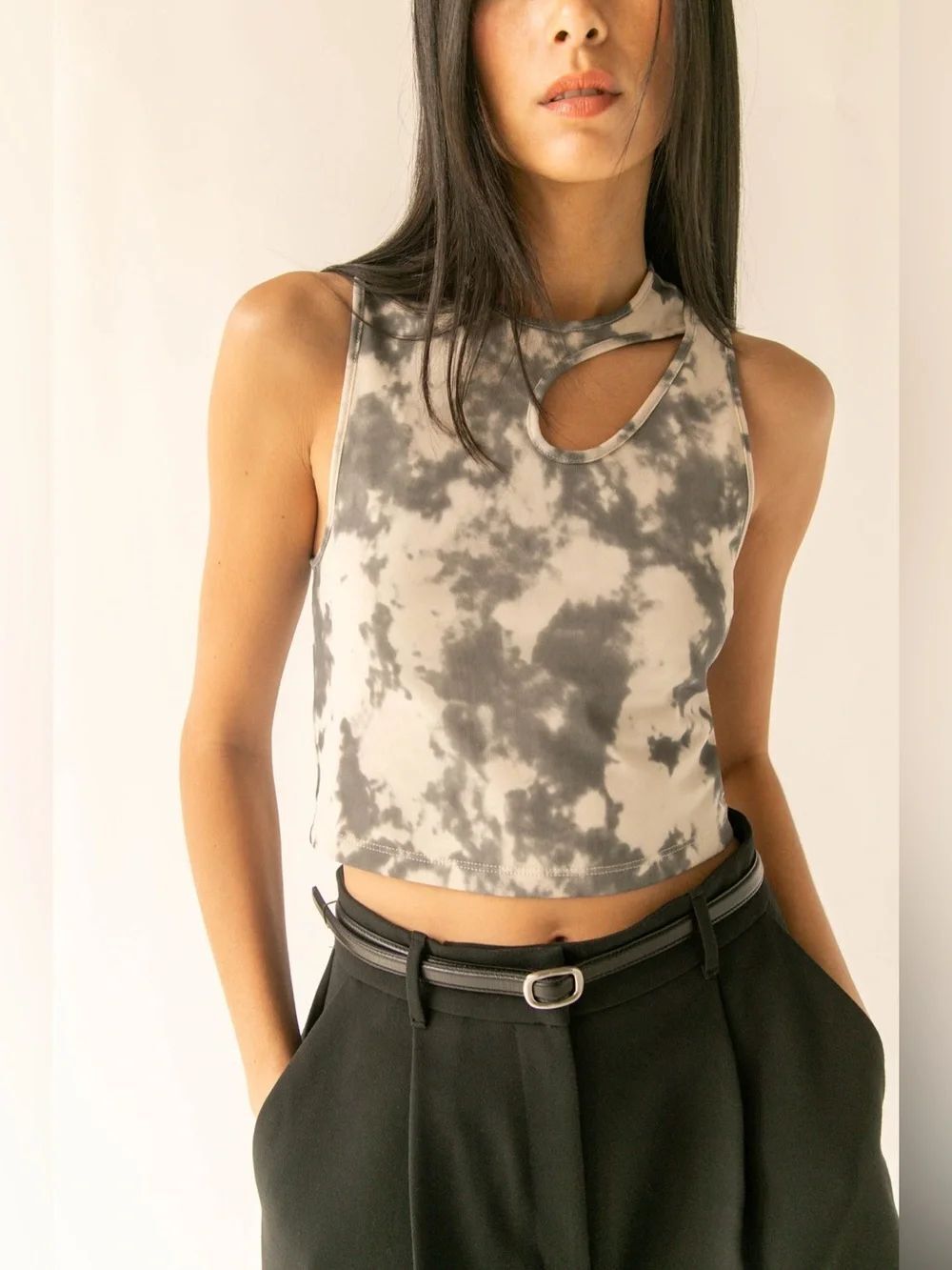 🆕 NWT | CROPPED TANK WITH CUTOUT | Gray White tie dye print
